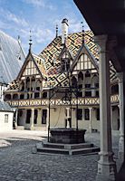 L'Htel Dieu, plus de 400 000 visiteurs chaque anne du patrimoine des Hospices de Beaune. Le Palais des Pvres conu par Nicolas Rolin 